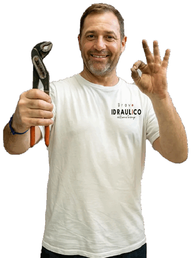 Tecnico Bravo Idraulico al lavoro a Bologna